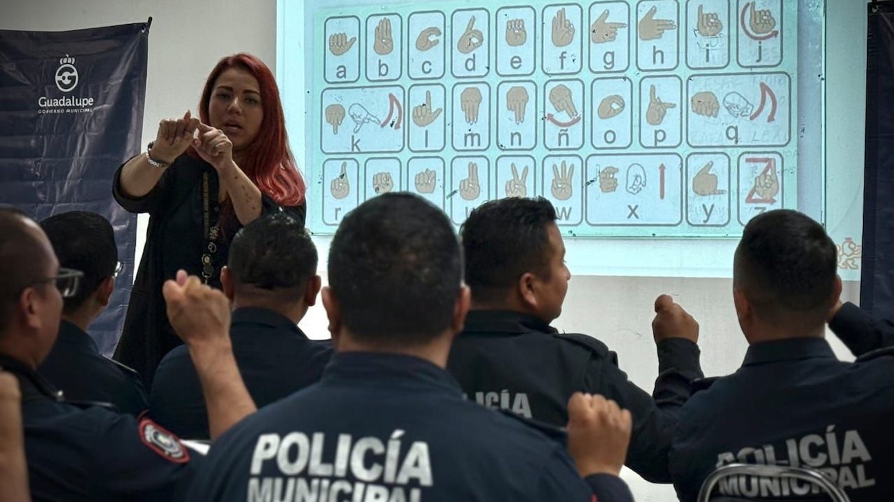 Capacitan a policías de Guadalupe en Lengua de Señas Mexicana