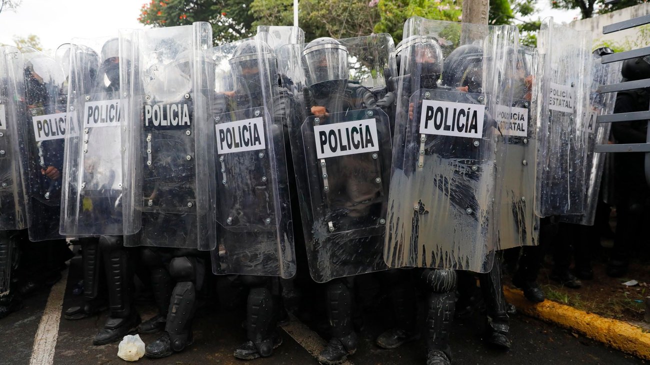 Investigan a 17 policías por abusos en protesta por el agua