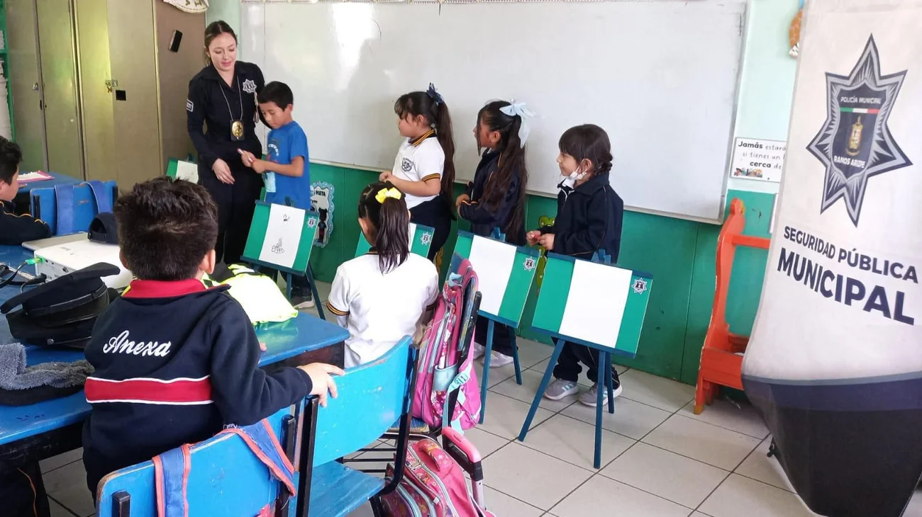 Lleva Policía de Ramos Arizpe pláticas de seguridad a primarias