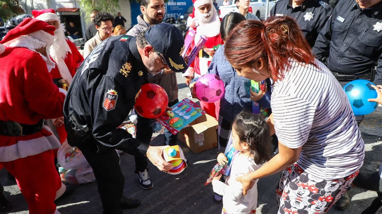 Llevan policías de San Pedro una 'Navidad Feliz' a familias 