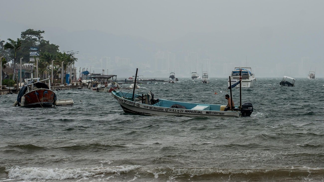 Polo vuelve a categoría 5; provoca fuertes lluvias en el Pacífico