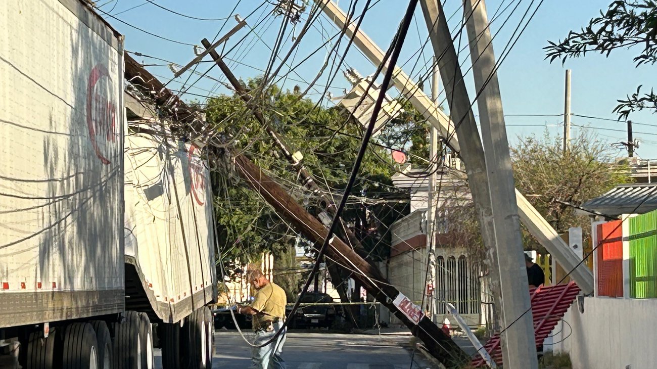 Tráiler derriba postes de energía eléctrica y se quedan sin luz