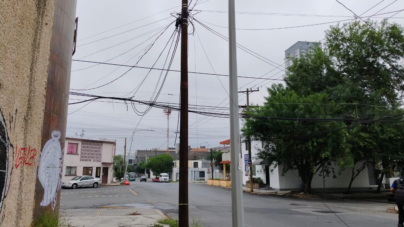 Poste, a punto de caer, se lleva cables y una lámpara