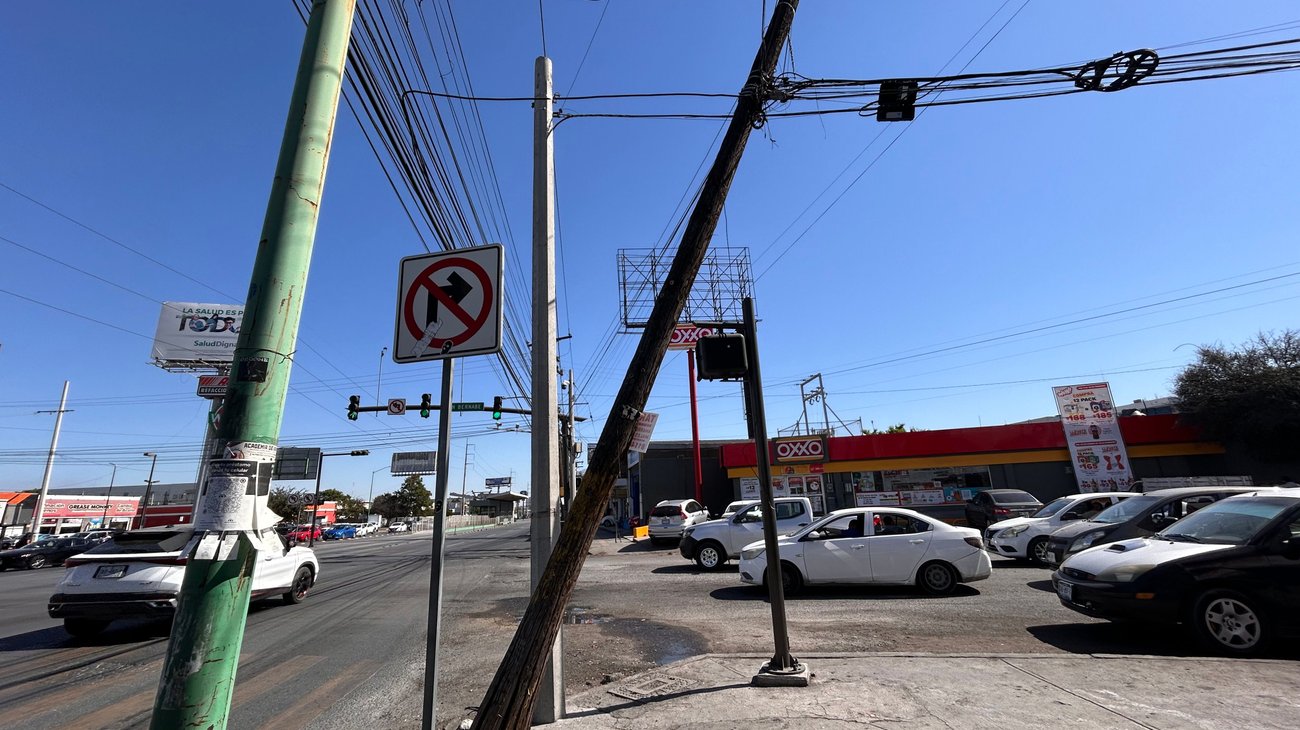Denuncian poste de telefonía dañado que podría colapsar