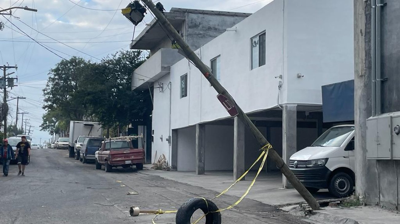 Poste amenaza con caer en la Col. Chula Vista, en Guadalupe