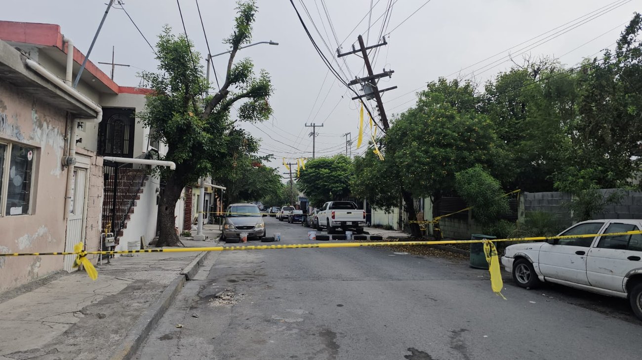 Denuncian riesgo por poste ladeado y saturado de cables