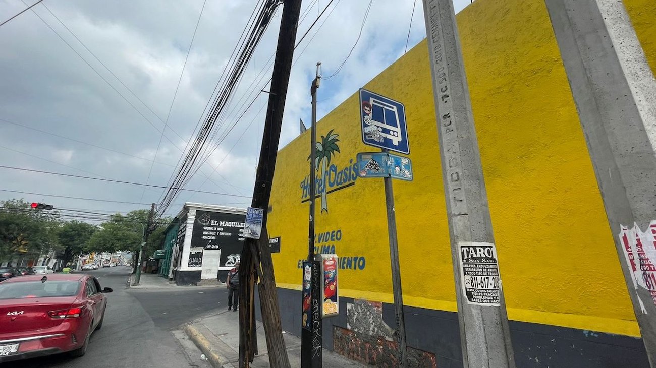 Queda poste sostenido por cables en el Centro de Monterrey