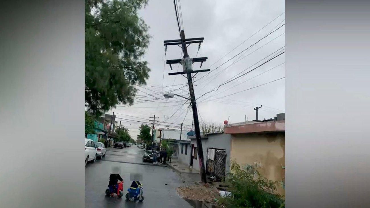 Poste a punto de caer alerta a vecinos de la Fomerrey 1 
