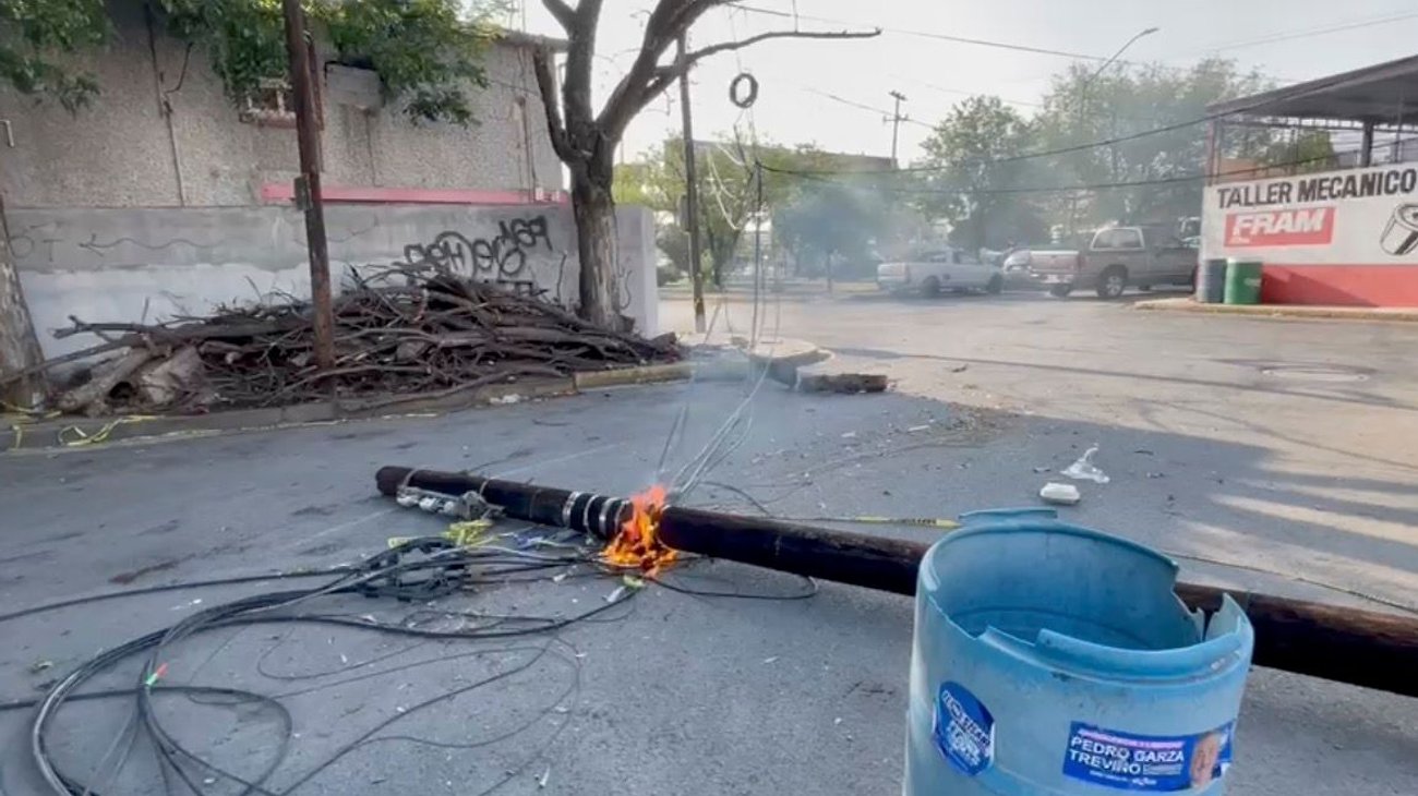 Camión derriba líneas de CFE y provoca incendio