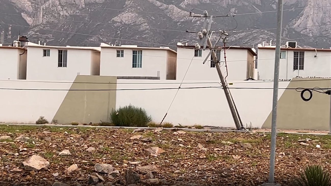 Se estrella auto contra poste; deja sin luz a vecinos en García