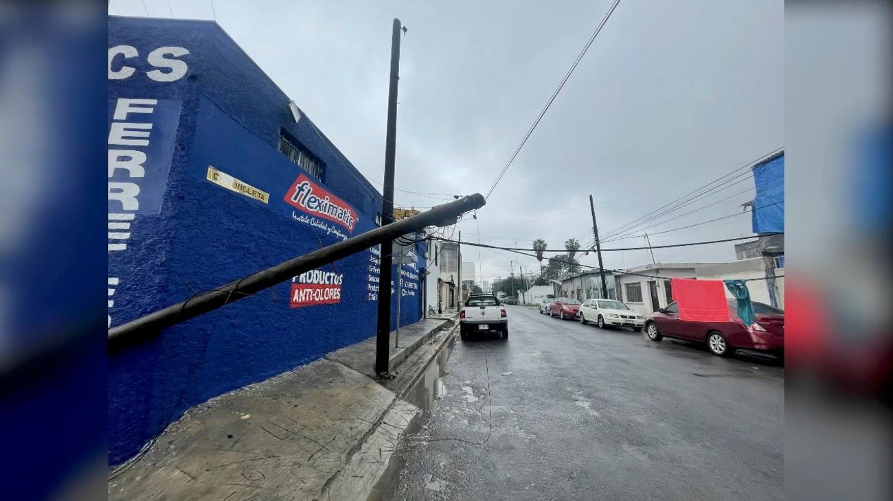 Queda poste sostenido solo por cables en Félix U. Gómez