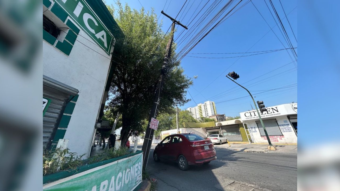 Poste pone en riesgo a comerciantes en el Centro de Monterrey