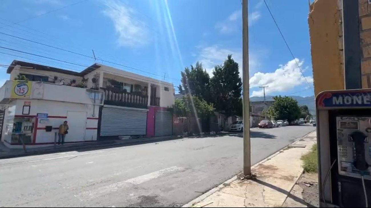 Cambian poste tras choque; domicilio afectado sigue sin solución