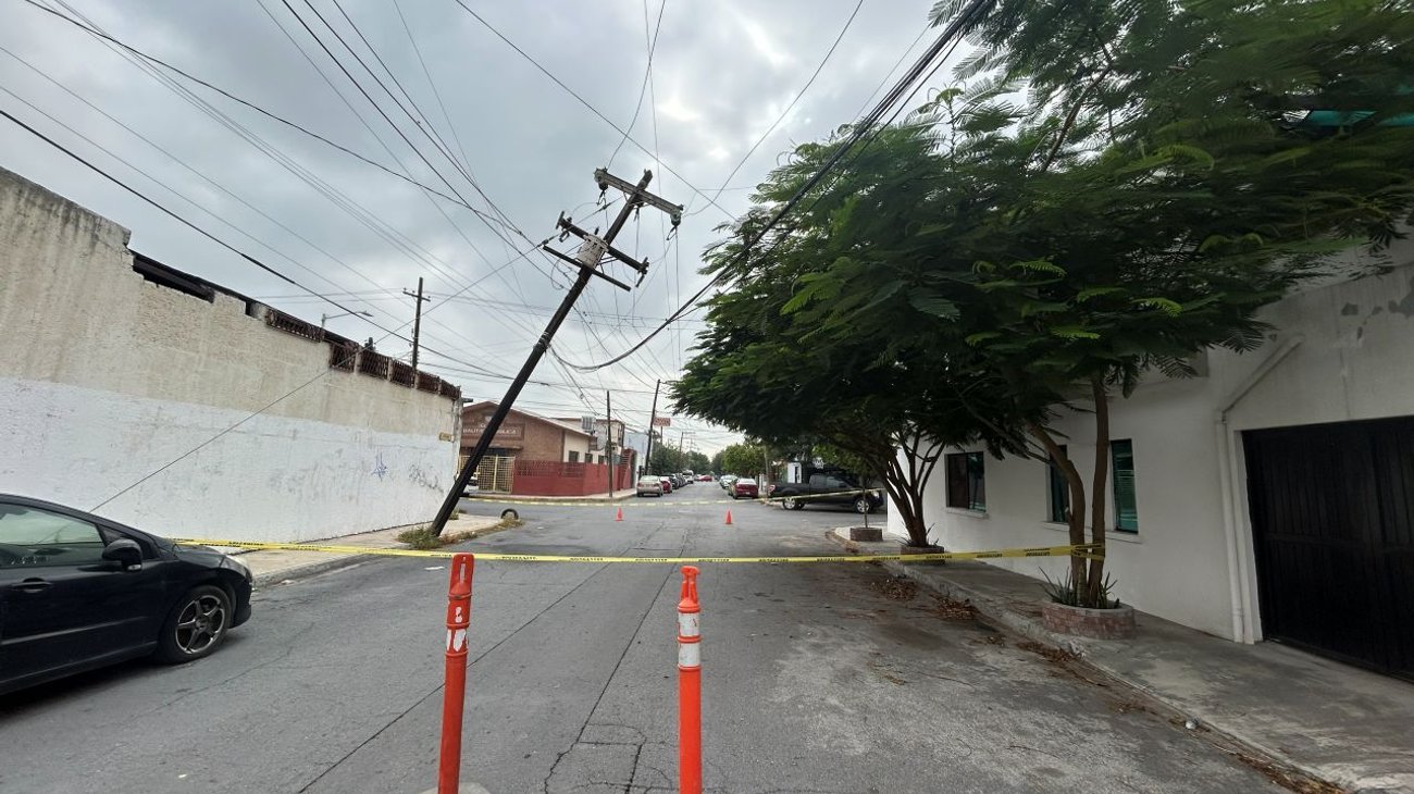 Poste de CFE queda sostenido por cables y vecinos temen accidente