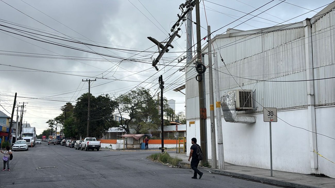 Denuncian riesgo por poste dañado y cables colgando