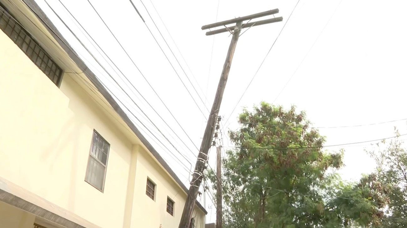 Poste en riesgo de colapso pone en peligro a vecinos 