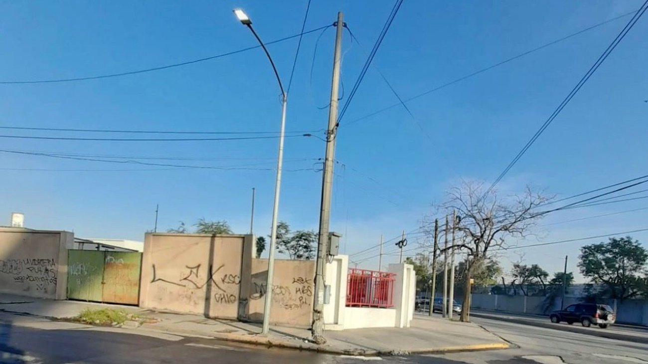 Peligran vecinos de la Victoria por poste a punto de caer