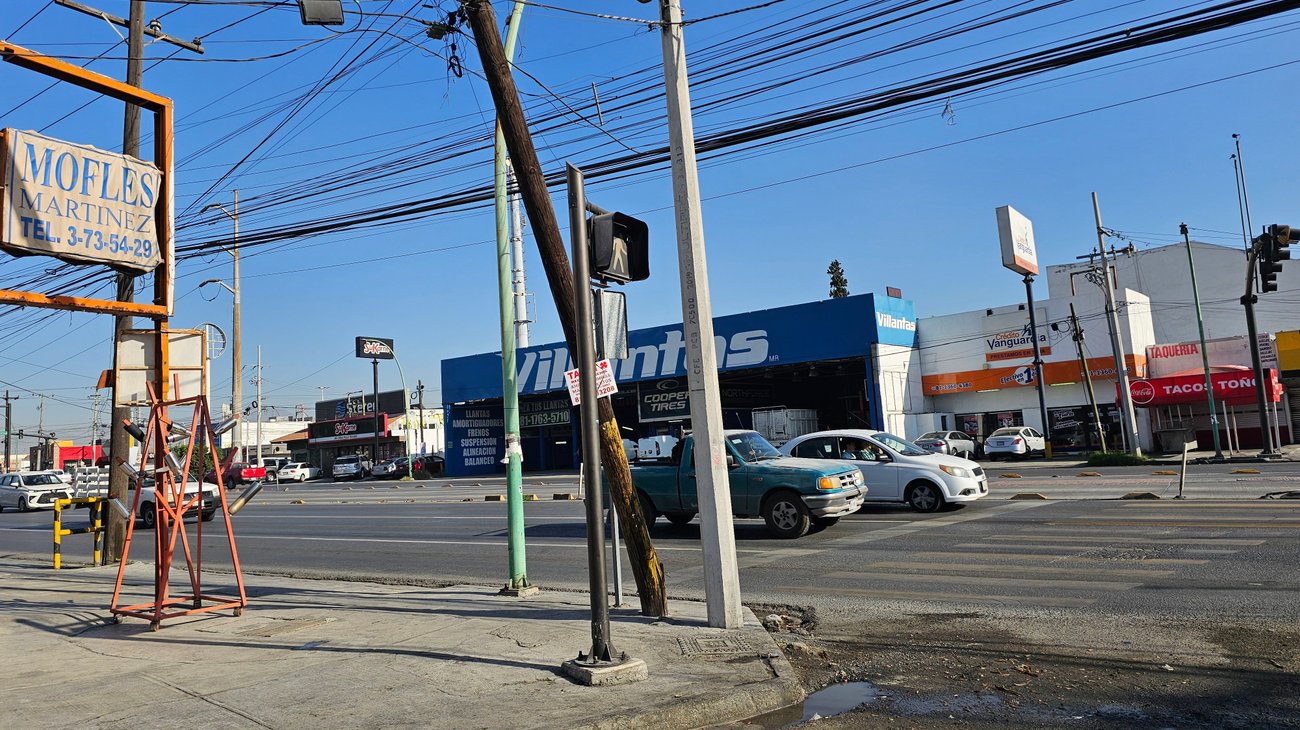 Advierten por poste a punto de caer al poniente de Monterrey