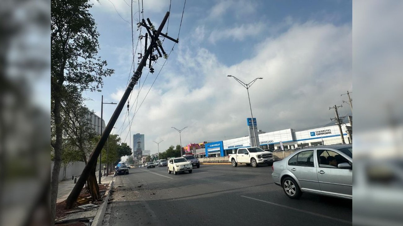 Poste dañado tras choque pone en riesgo a automovilistas