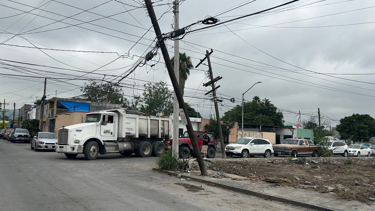 Postes inclinados generan preocupación en Centro de San Nicolás