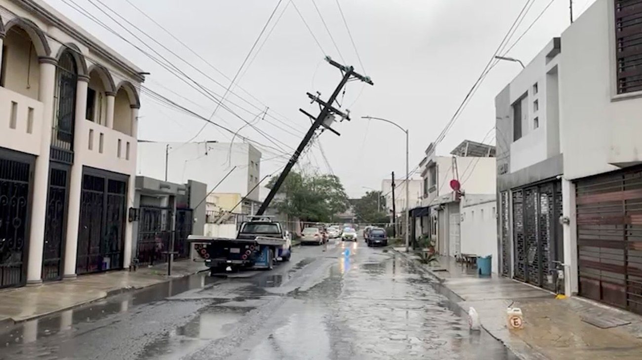 Deja poste dañado a un sector de Las Puentes sin luz