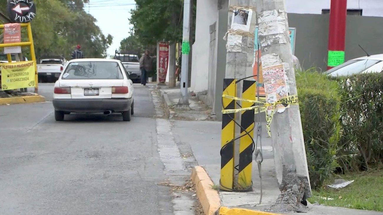 Preocupa riesgo de poste destrozado en la colonia Mederos