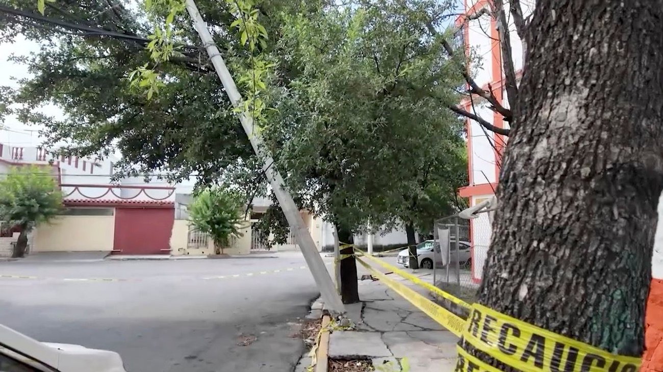 Camión golpea poste y queda colgando afuera de secundaria