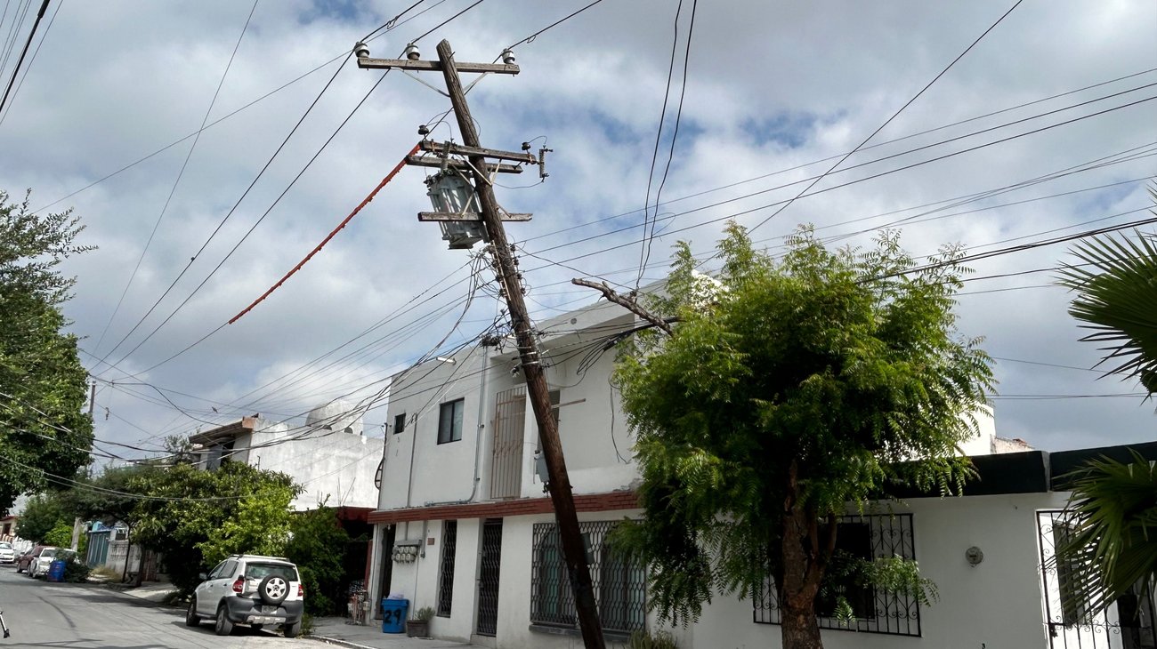 Poste en riesgo de caer genera alerta en colonia del Vidrio