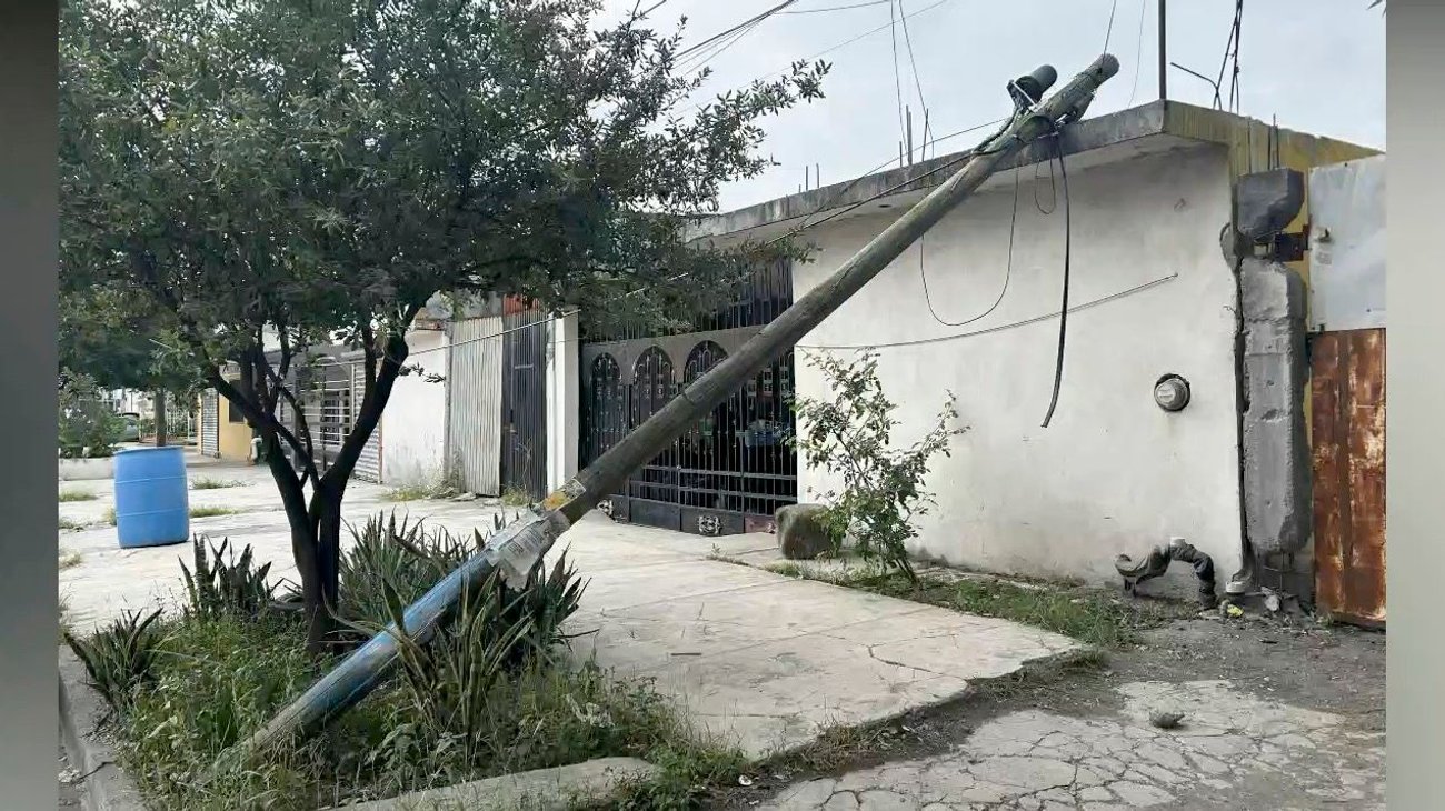 Poste queda sostenido por techo de vivienda en Guadalupe