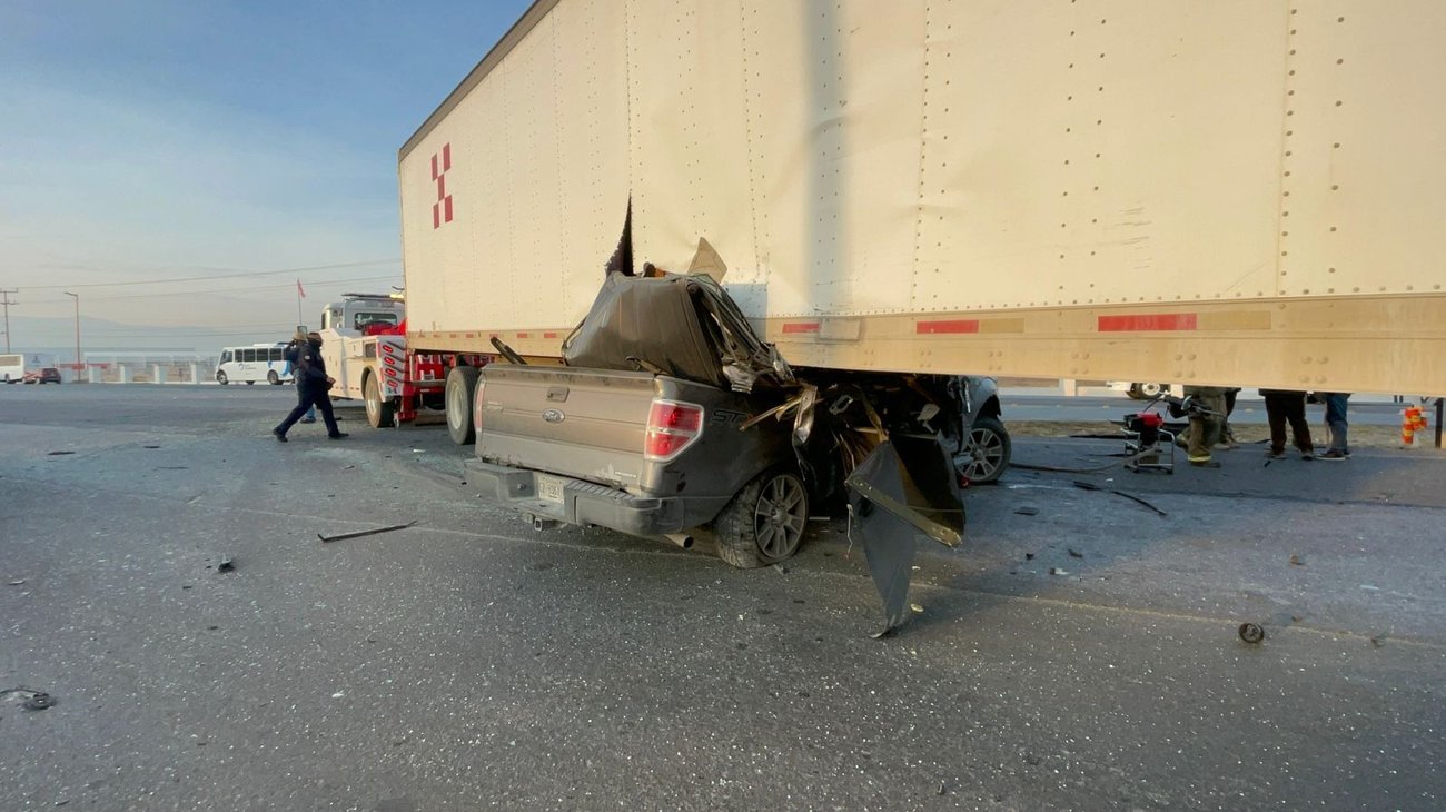 Rescatan a joven prensado tras choque con tráiler en Ramos Arizpe