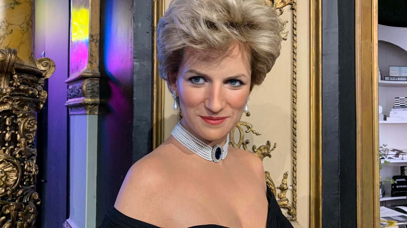 Lady Di llega al museo de cera de París con su 'vestido venganza'