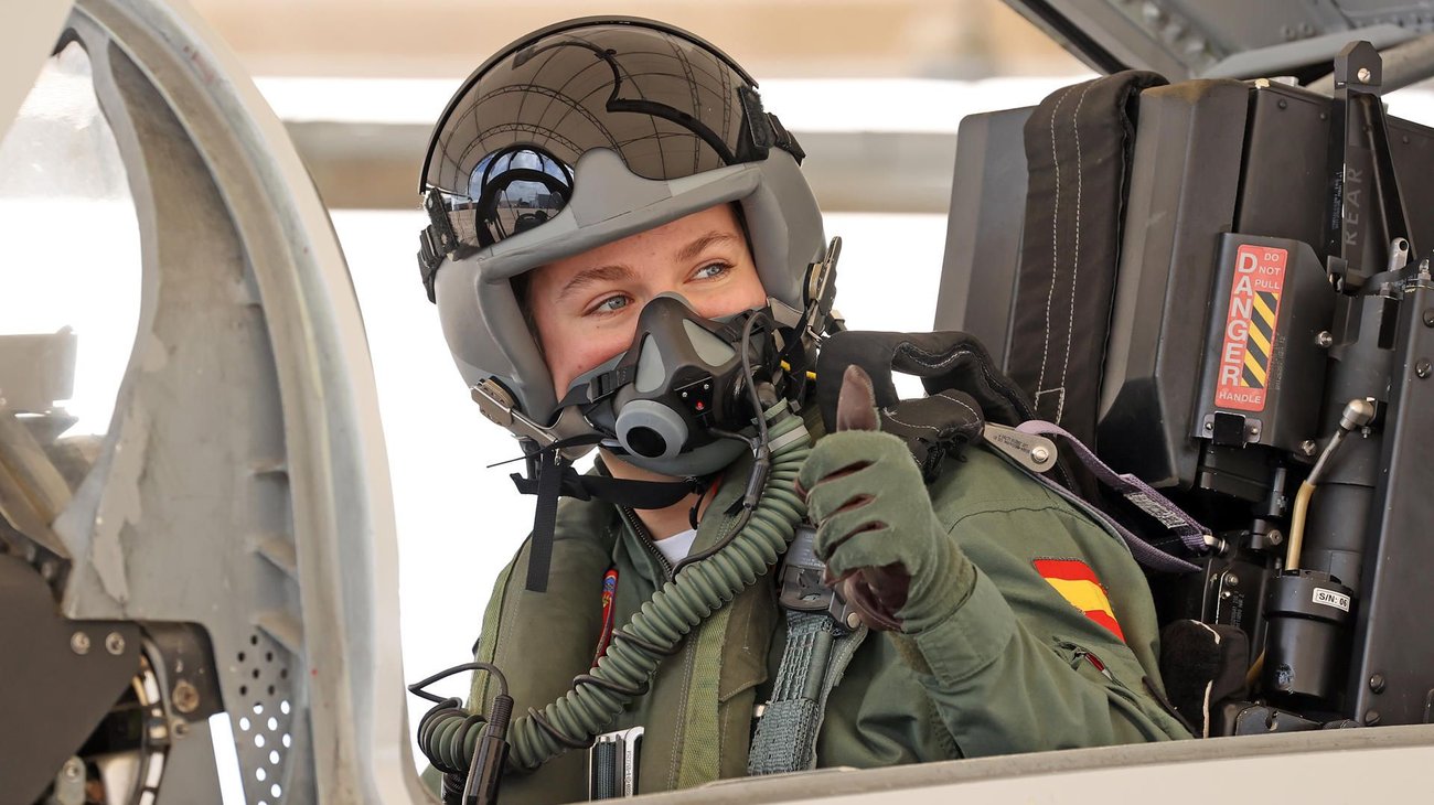 Princesa Leonor, heredera al trono de España, vuela avión F-5