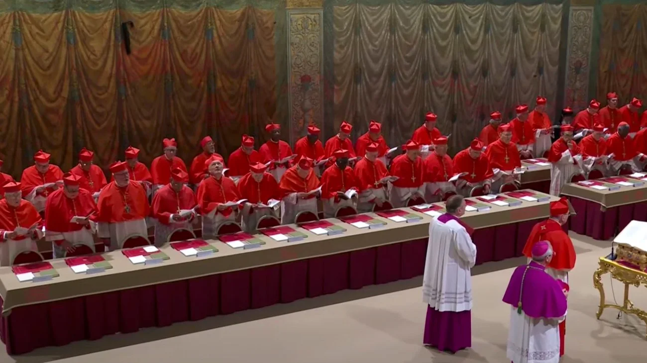 Comienza la procesión de los cardenales para inicio del cónclave