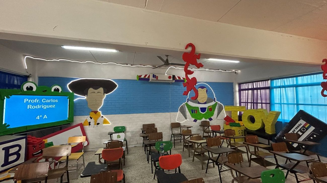 Recibe 'Profe Chido' a alumnos con salón inspirado en Toy Story