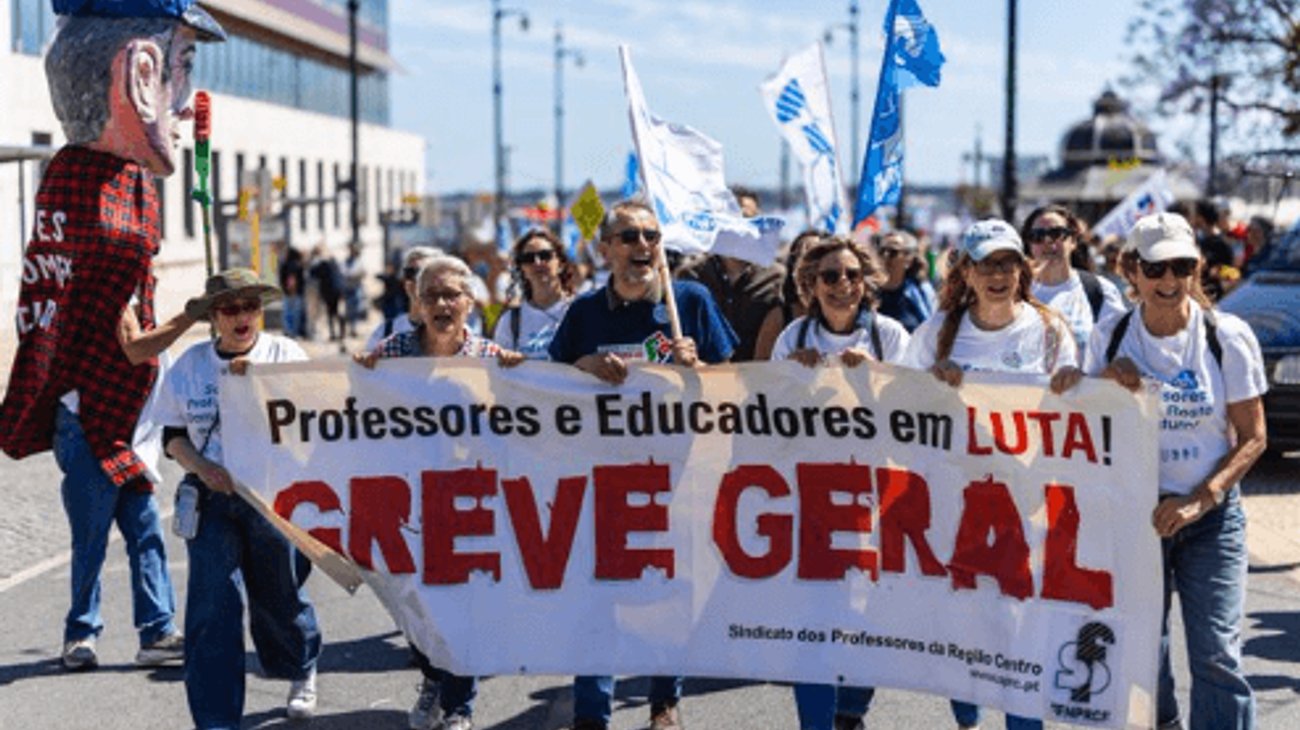 Miles de profesores marchan contra reforma laboral en Portugal