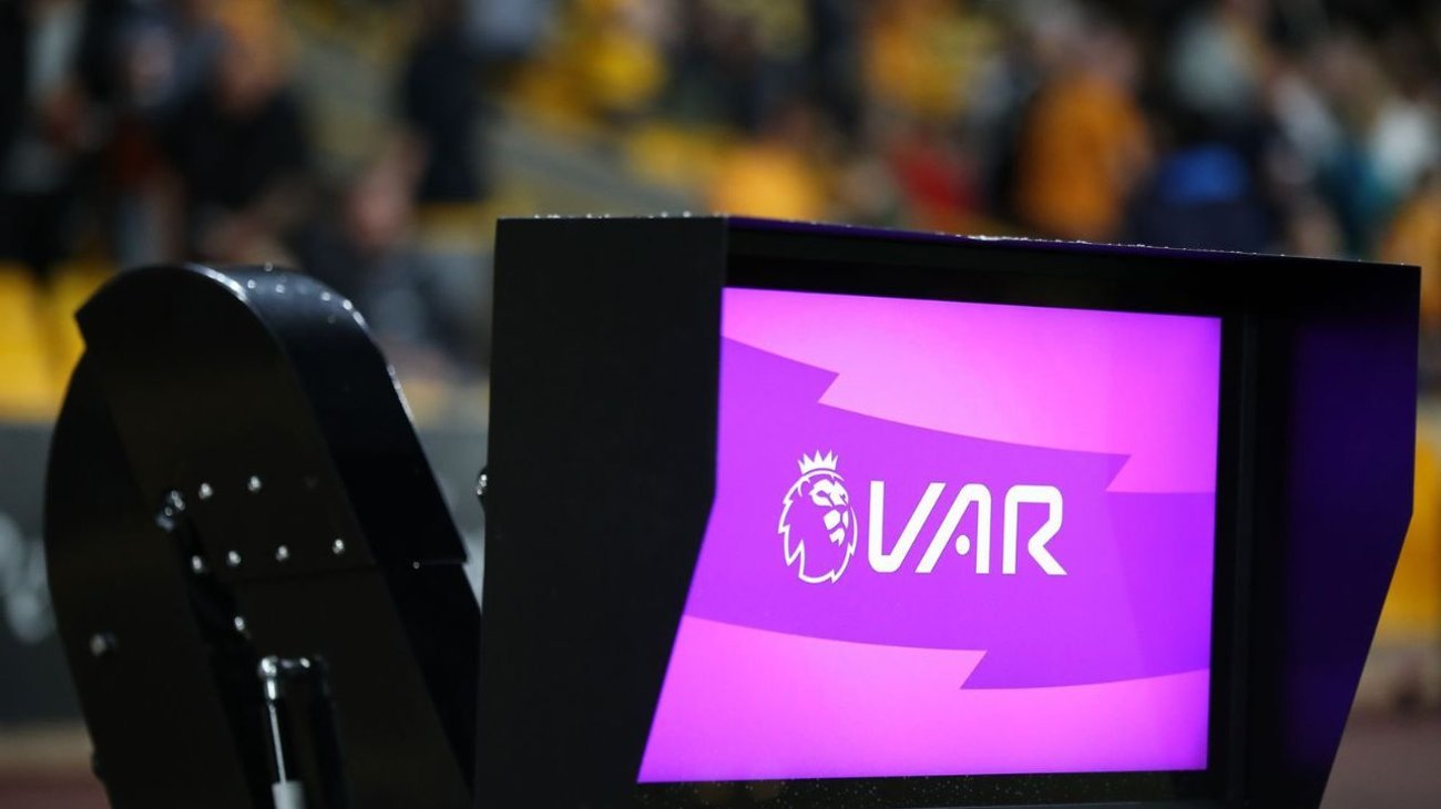 Propone Wolverhampton eliminar el VAR en la Premier League