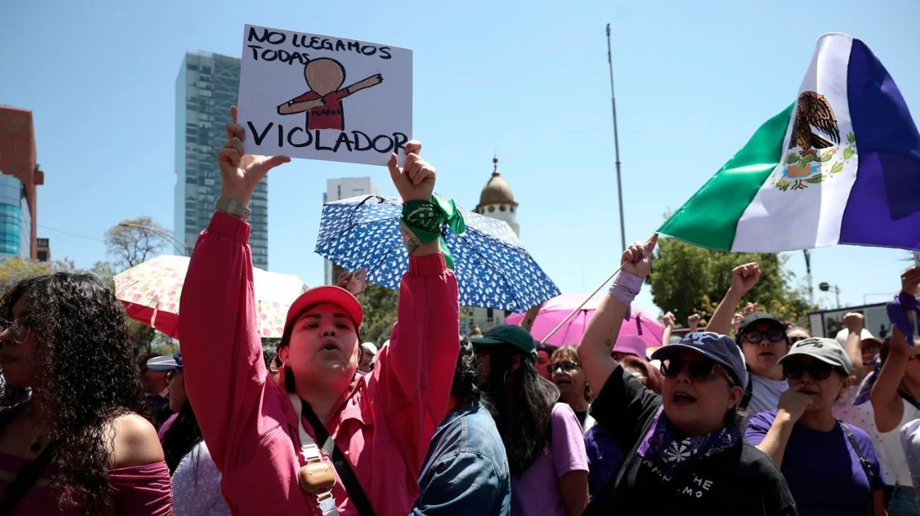 Protestan colectivos contra el desafuero de Cuauhtémoc Blanco