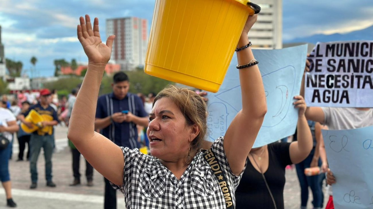 Protestan por falta de agua frente a Palacio de Gobierno
