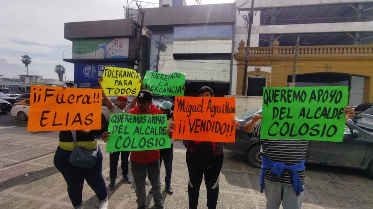 Protestan puesteros por decomisos y permisos para trabajar