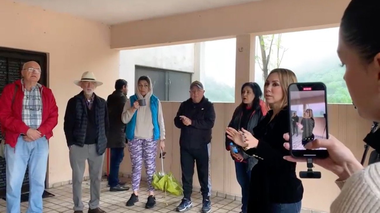 Se manifiestan vecinos de Cumbres en contra de construcción