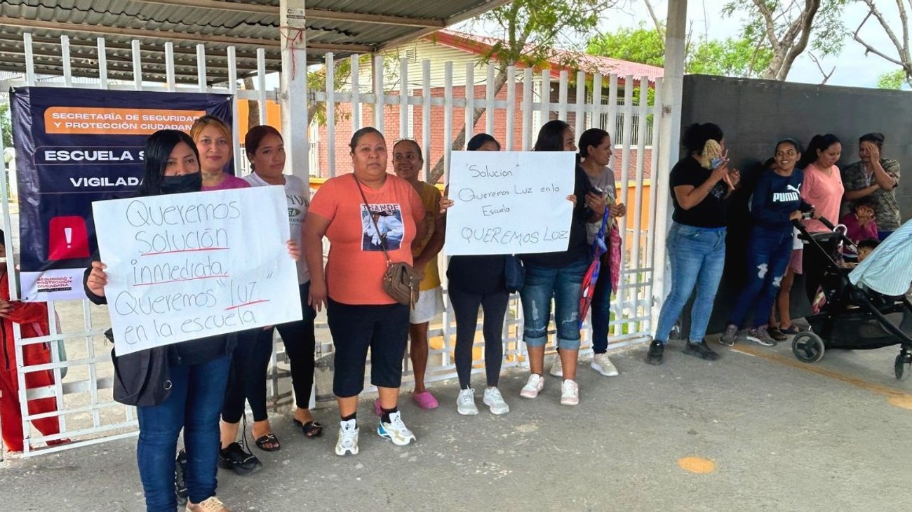 Madres protestan por dos meses sin luz en primaria de Juárez