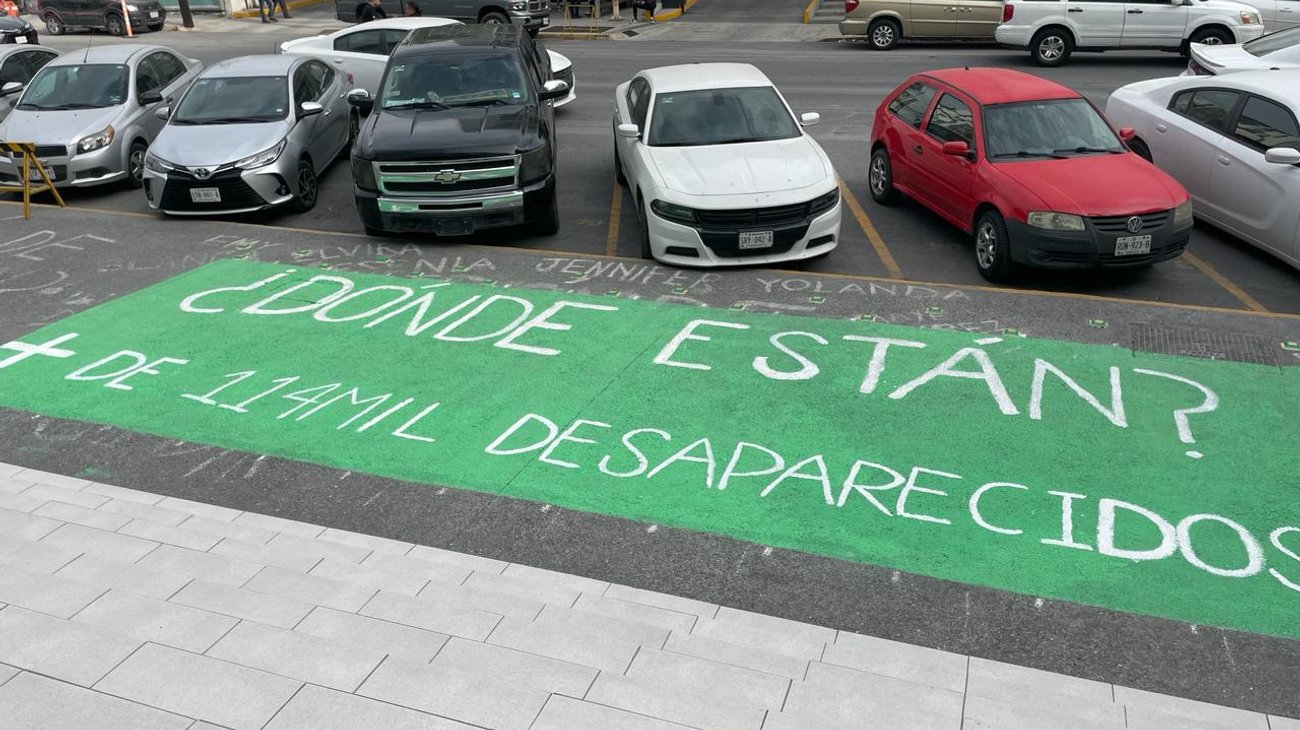 Se manifiestan en banqueta de Fiscalía por desaparecidos