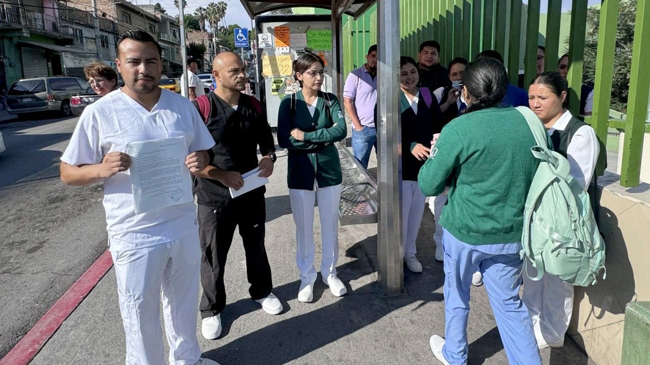 Protesta personal del IMSS por descuentos y falta de pagos