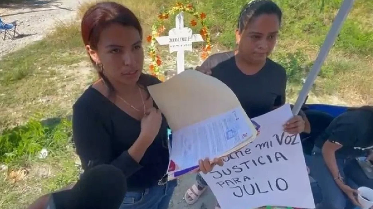 Bloquean vialidad familiares de joven atropellado