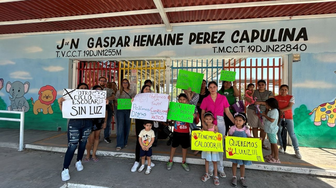 Protestan padres y niños en kínder tras seis meses sin luz