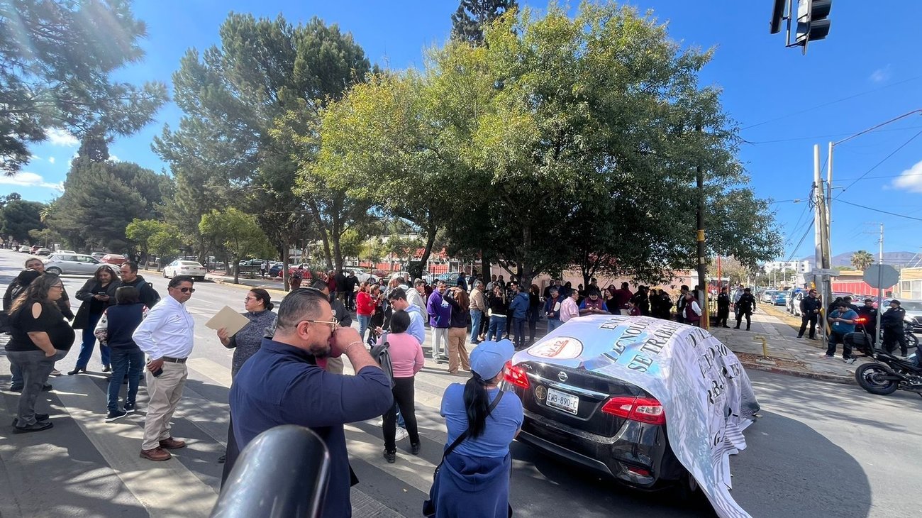 Personal docente realiza protesta laboral en Saltillo
