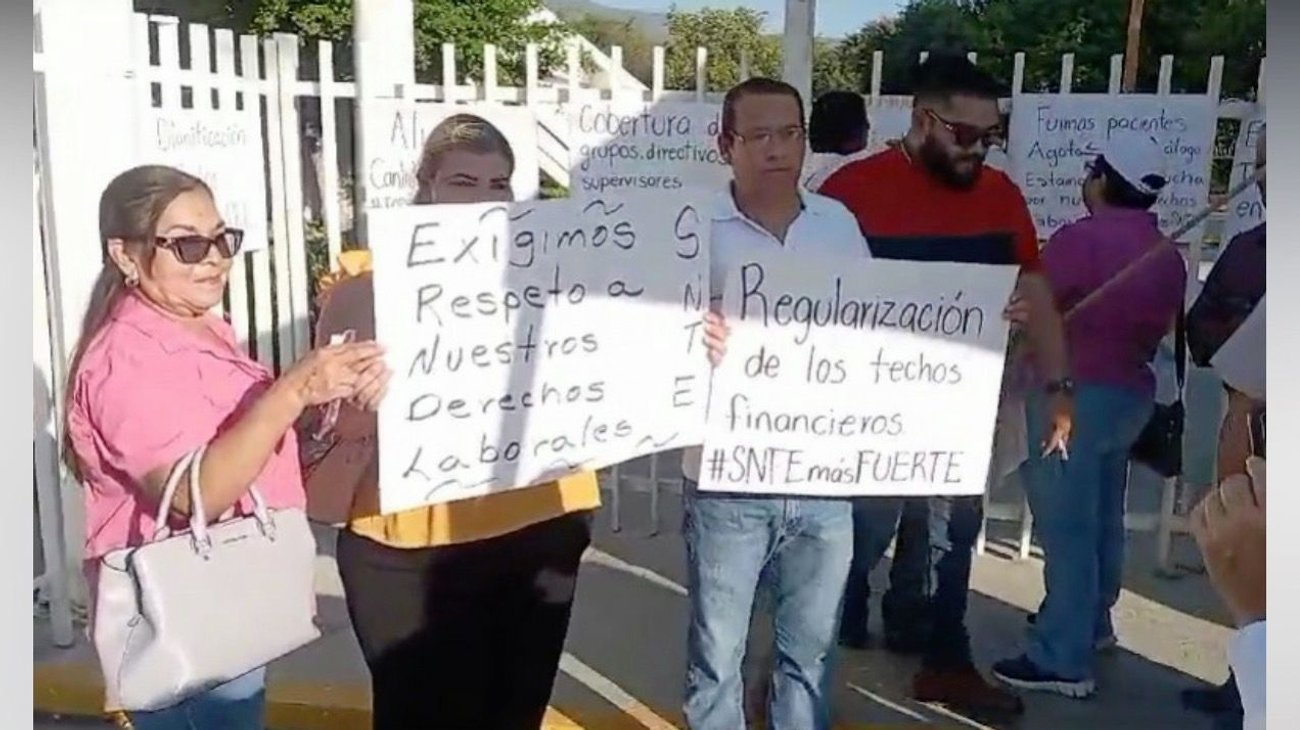 Cierran maestros oficinas de la Secretaría de Educación