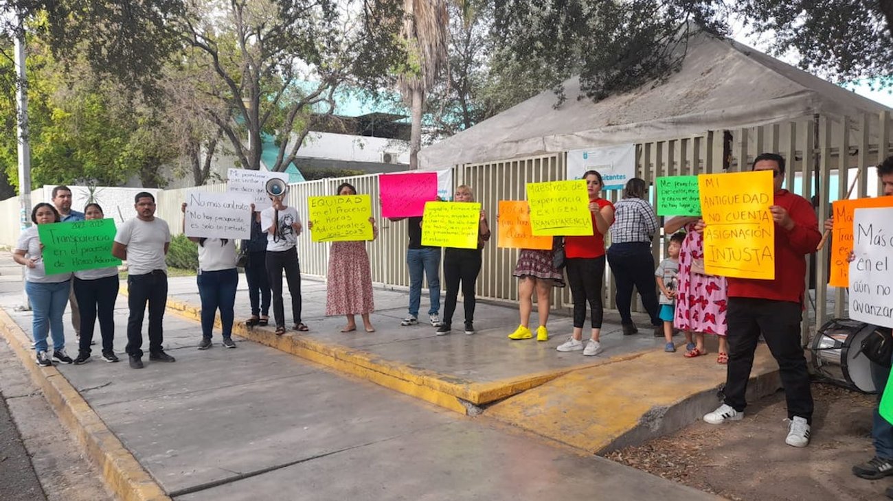 Protestan maestros; piden trasparencia en horas adicionales