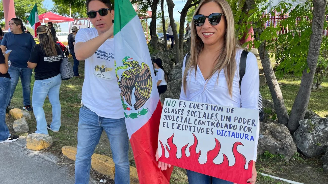 Protestan contra reforma judicial en Aeropuerto de Monterrey