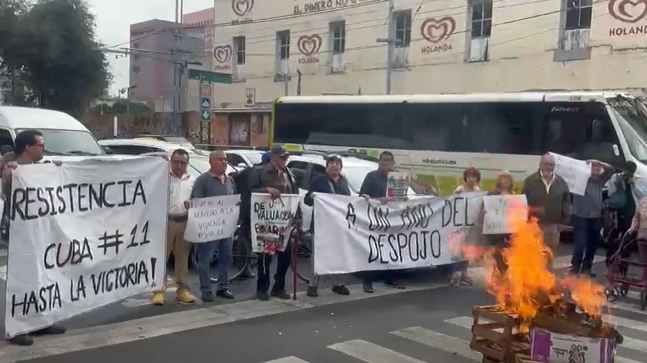 Acampan un año frente a edificio del que fueron desalojados